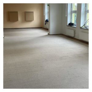 Pokládka koberce v obřadní síni na Městském úřadě v Rychvaldě.