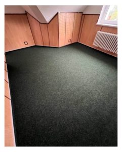 Pokládka koberce v dětských pokojích Diagnostického ústavu v Bohumíně.