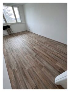 Pokládka PVC podlahy ve městských bytech v Bohumíně.
