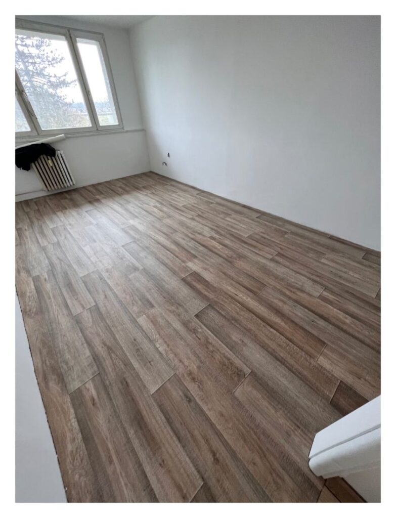 Pokládka PVC podlahy ve městských bytech v Bohumíně.