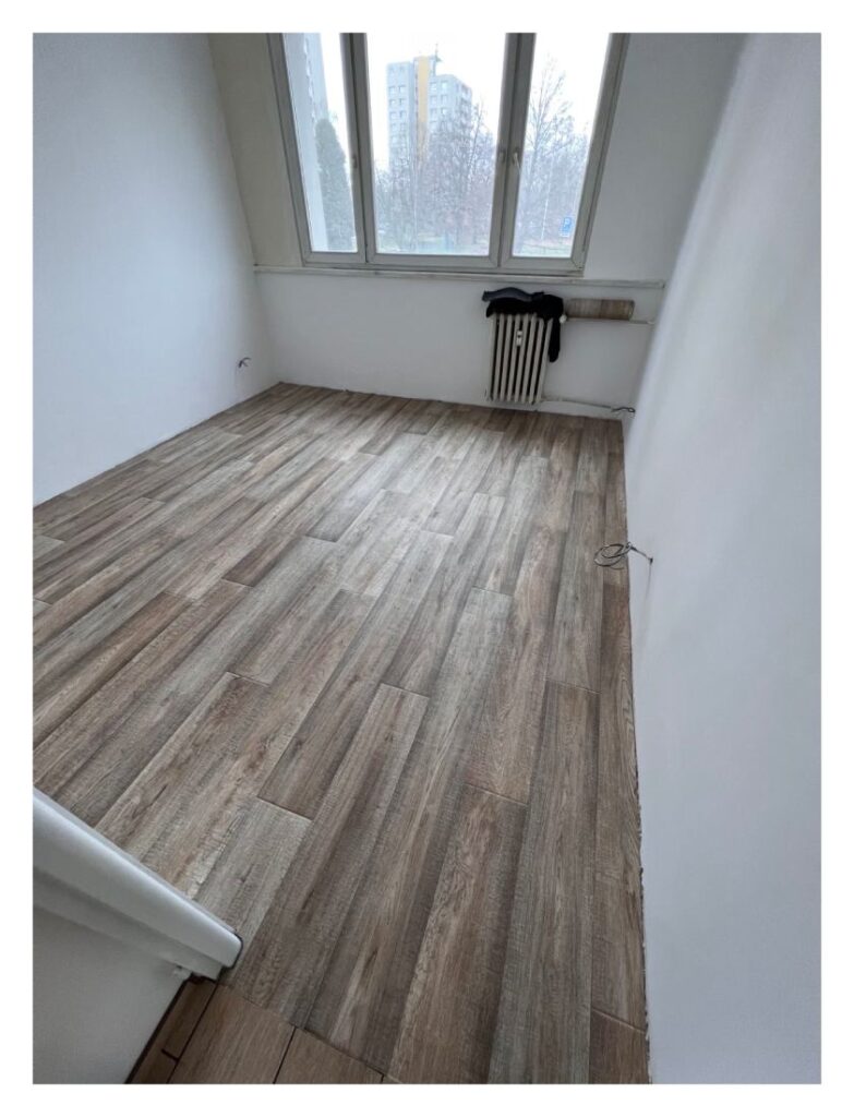 Pokládka PVC podlahy ve městských bytech v Bohumíně.