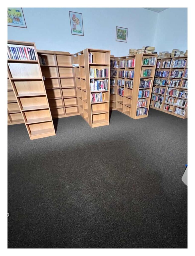 Pokládka zátěžového koberce v Obecní knihovně v Horní Suché.