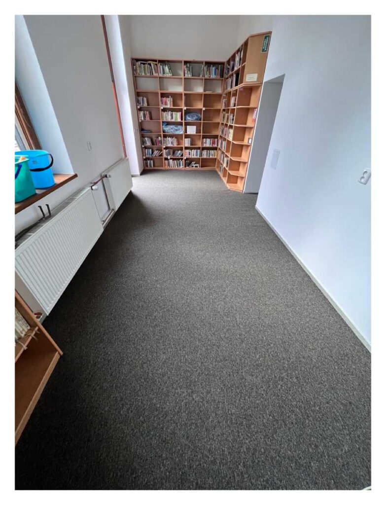 Pokládka zátěžového koberce v Obecní knihovně v Horní Suché.
