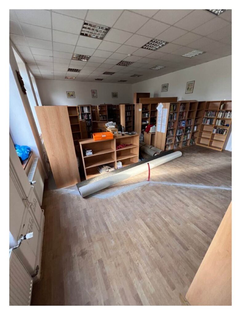Pokládka zátěžového koberce v Obecní knihovně v Horní Suché.