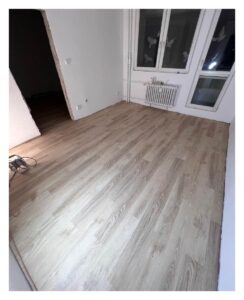 Pokládka lepeného vinylu v bytech pro Statutární město Karviná.