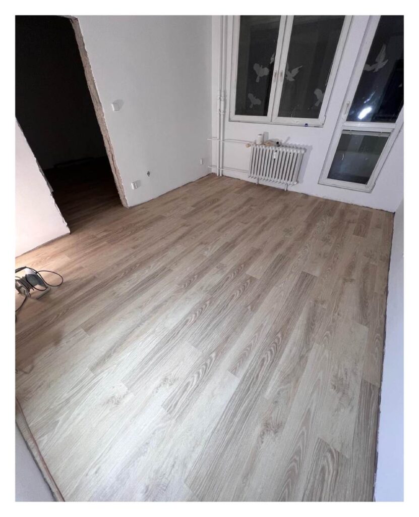 Pokládka lepeného vinylu v bytech pro Statutární město Karviná.