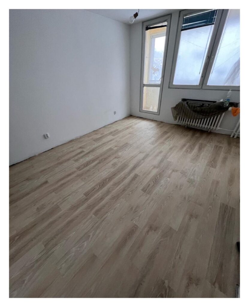 Pokládka lepeného vinylu v bytech pro Statutární město Karviná.