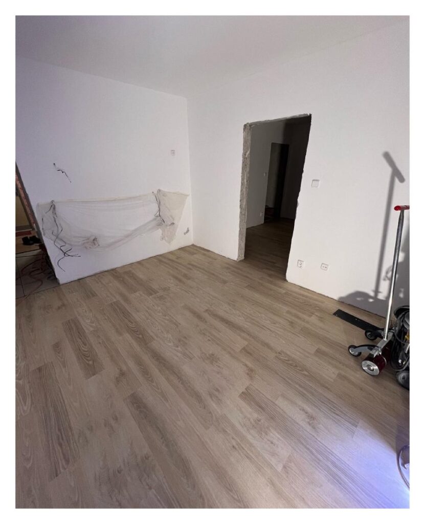 Pokládka lepeného vinylu v bytech pro Statutární město Karviná.
