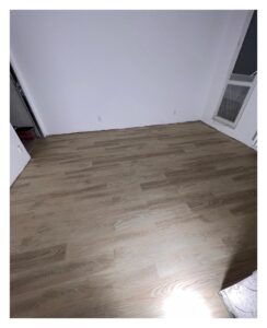 Pokládka lepeného vinylu v bytech pro Statutární město Karviná.