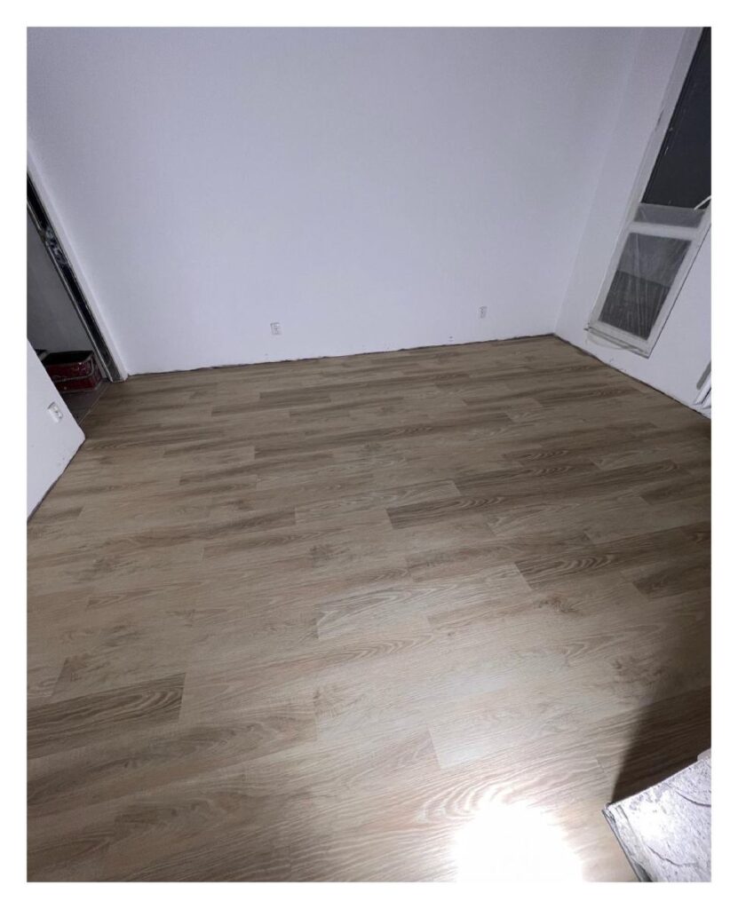 Pokládka lepeného vinylu v bytech pro Statutární město Karviná.