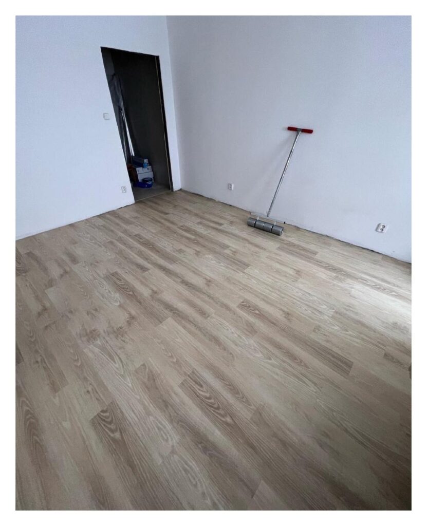 Pokládka lepeného vinylu v bytech pro Statutární město Karviná.