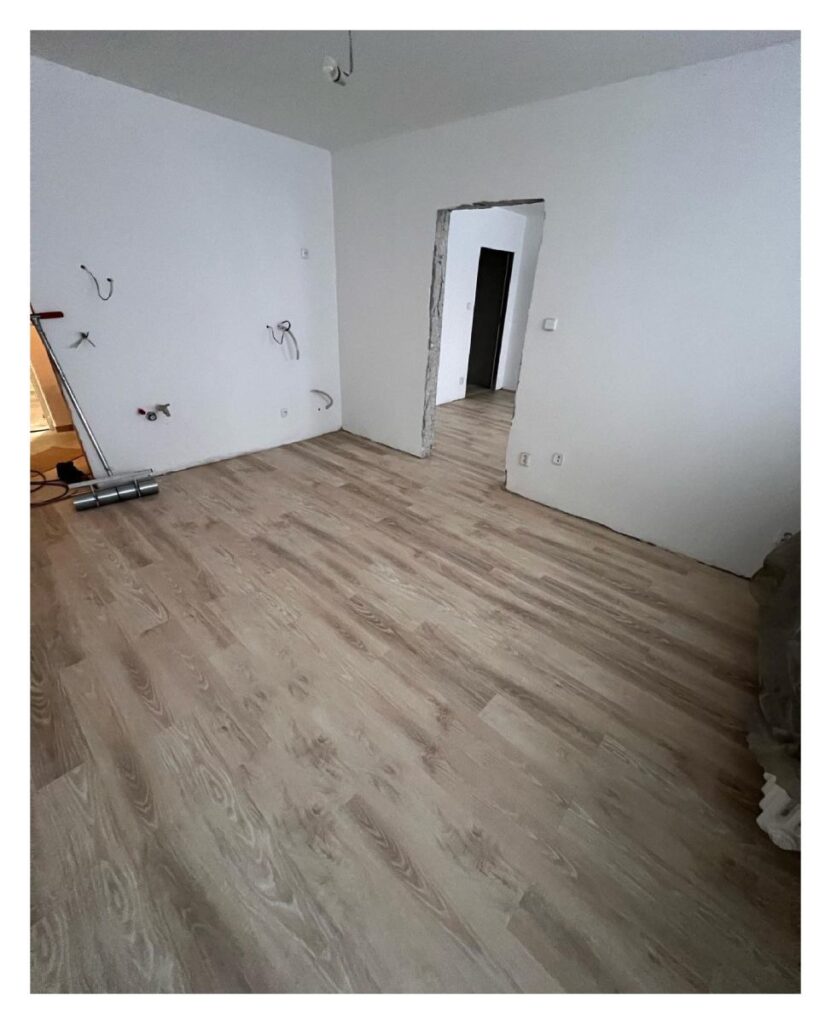 Pokládka lepeného vinylu v bytech pro Statutární město Karviná.