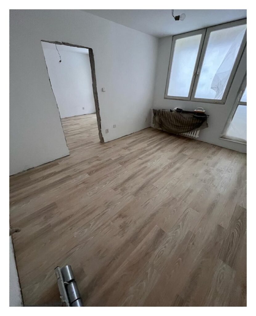 Pokládka lepeného vinylu v bytech pro Statutární město Karviná.
