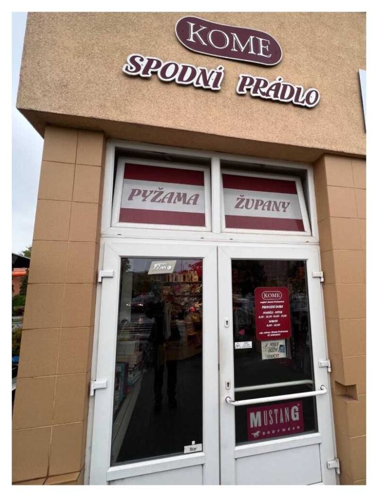 Pokládka zátěžového koberce v obchodě se spodním prádlem v Orlové.