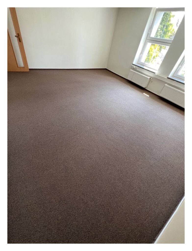 Renovace podkladu a pokládka koberce v kancelářích na Městském úřadě v Rychvaldě.