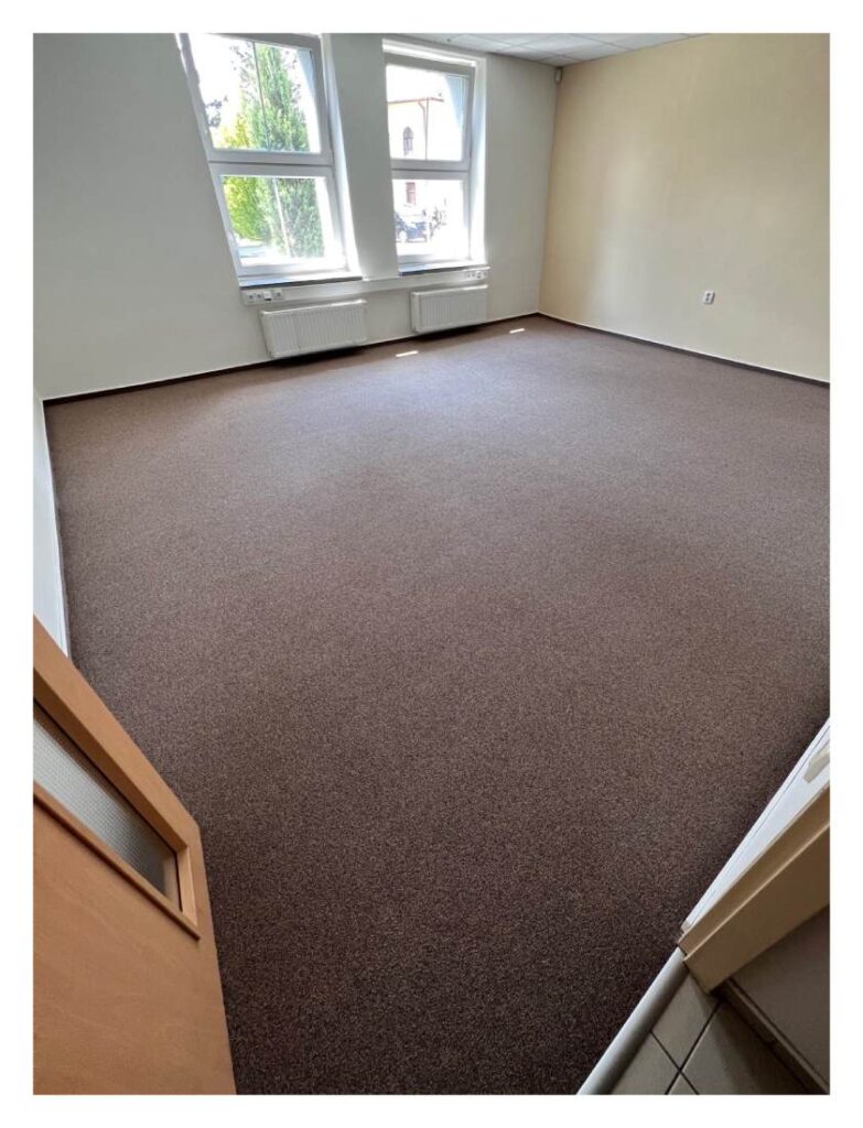Renovace podkladu a pokládka koberce v kancelářích na Městském úřadě v Rychvaldě.