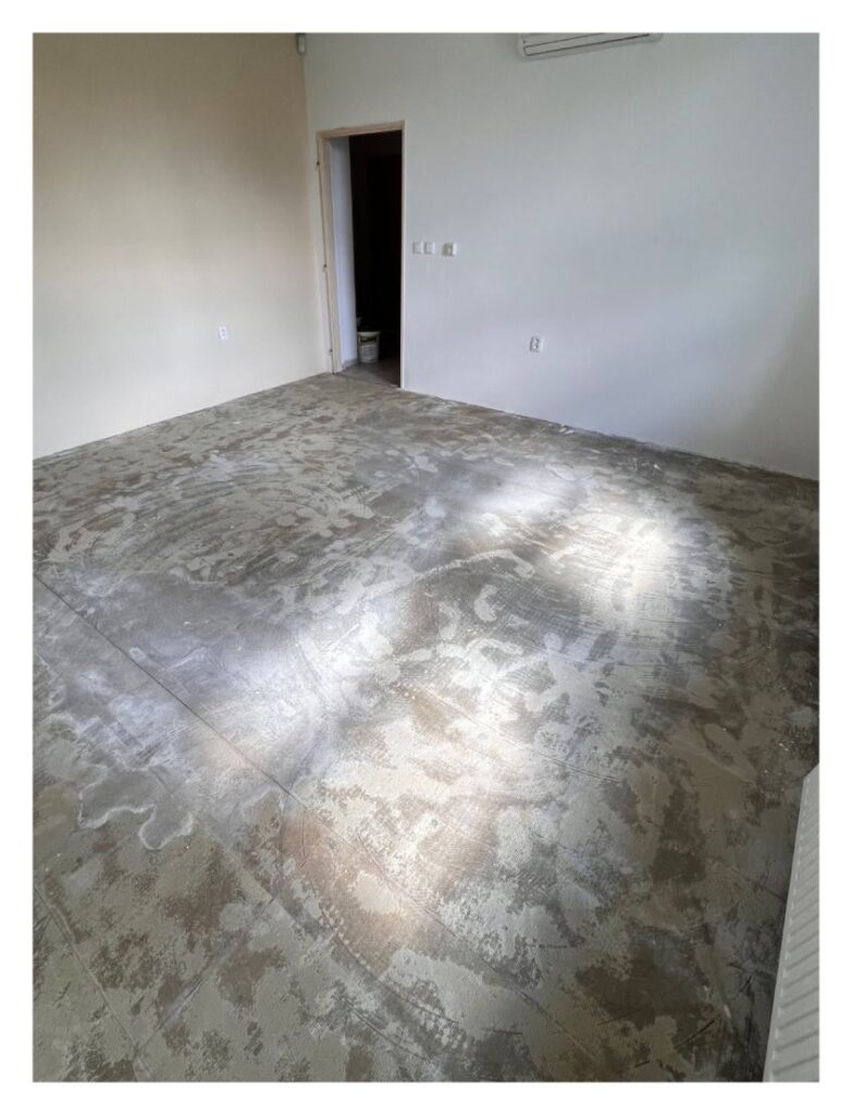 Renovace podkladu a pokládka koberce v kancelářích na Městském úřadě v Rychvaldě.