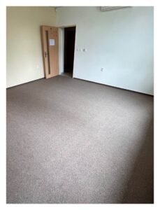 Renovace podkladu a pokládka koberce v kancelářích na Městském úřadě v Rychvaldě.