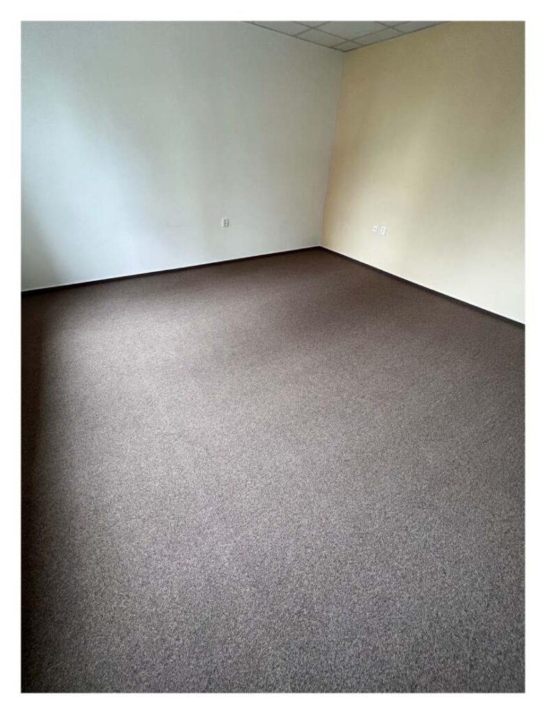 Renovace podkladu a pokládka koberce v kancelářích na Městském úřadě v Rychvaldě.